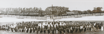 876686 Groepsportret van alle spelers ('tableau de la troupe') in het gemeenschapsspel 'Omnis Terra', geschreven door ...